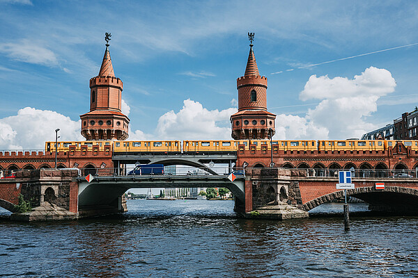 The landmark Oberbaum Bridge connects the erstwhile East German district Friedrichshain with West Berlin’s Kreuzberg Linking east and west, Friedrichshain and Kreuzberg – Berlin’s landmark the Oberbaum Bridge