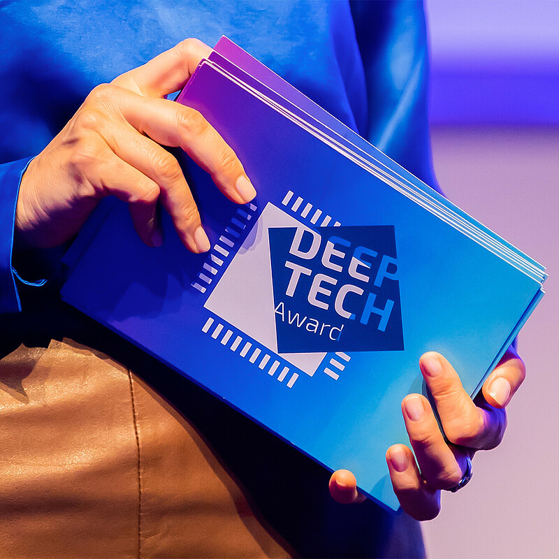 Deep Tech Stars on cardboard – “And the winner is ….” In July 2023 the 8th Deep Tech Awards ceremony took place in Berlin