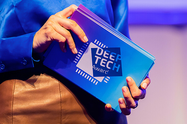 Deep Tech Stars on cardboard – “And the winner is ….” In July 2023 the 8th Deep Tech Awards ceremony took place in Berlin