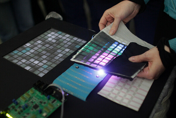 © Veronika Aumann, Screenstoff 1, Materialprobe, Foto: VMA © Veronika Aumann, Screenstoff 1, Materialprobe, Foto: VMA