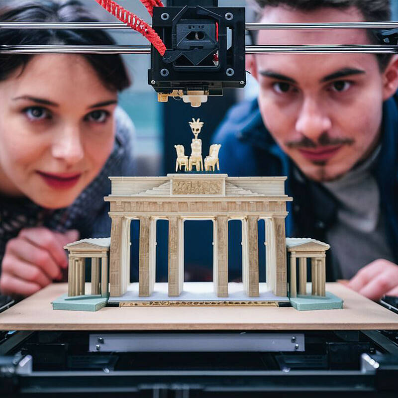 Growing layer by layer – additive manufacture in Berlin The Brandenburg Gate in a 3D printer