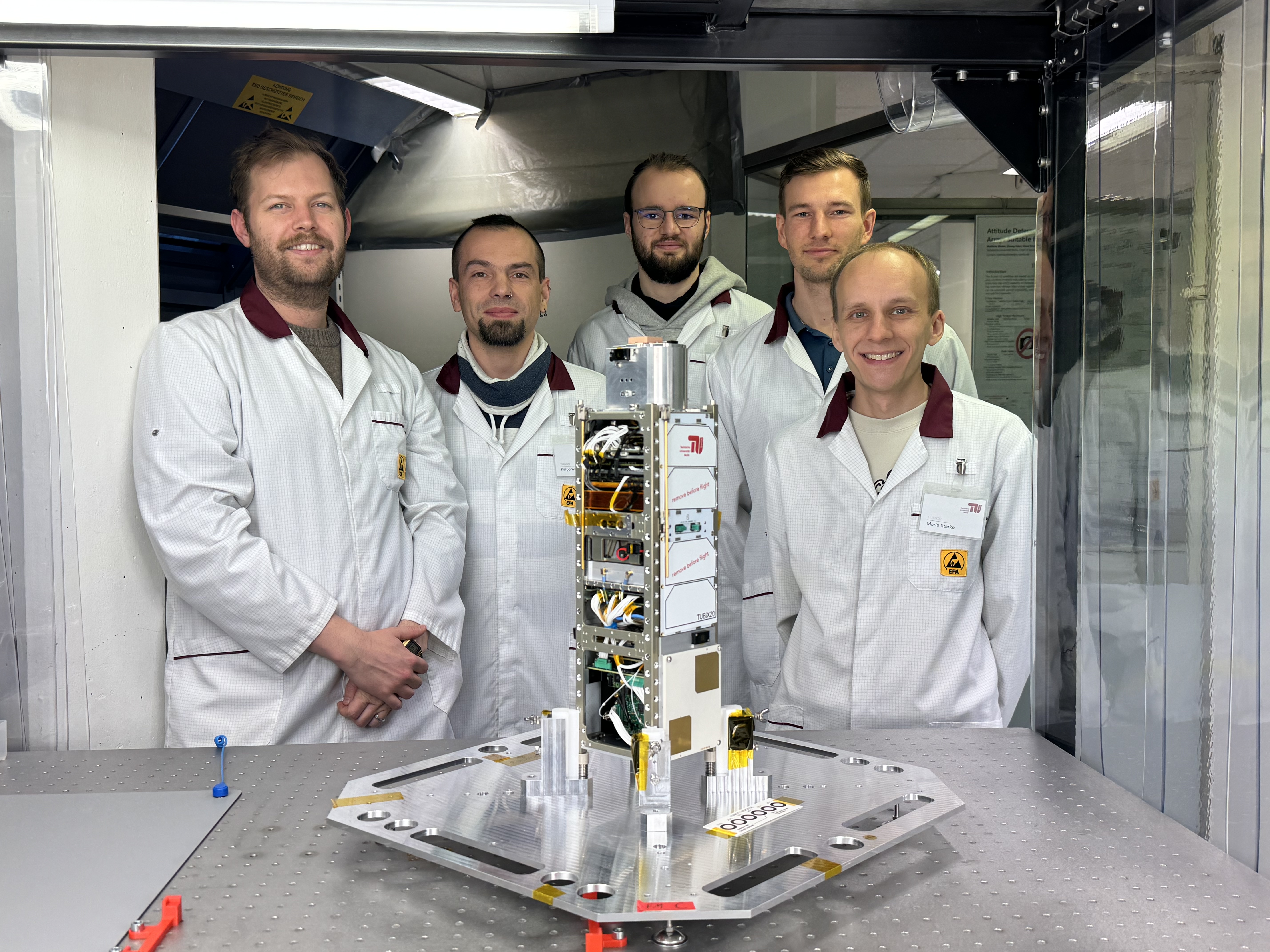 The QUICK³ flight model in the integration laboratory at the Department of Space Technology with the development team from the TU Berlin. The QUICK³ flight model in the integration laboratory at the Department of Space Technology with the development team from the TU Berlin.